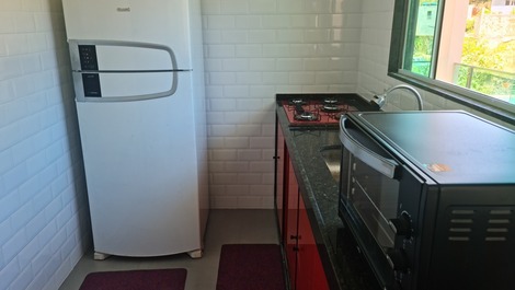 Conzinha com eletrodomésticos e utensílios