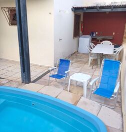 Churrasqueira coberta da casa com piscina e ducha