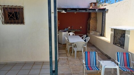 Churrasqueira coberta da casa com piscina e ducha