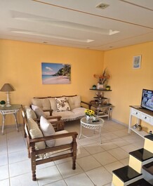 Sala de estar com smart tv (netflix-globoplay)