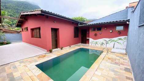 House on Lázaro beach with walking access and air conditioning.