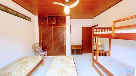 House on Lázaro beach with walking access and air conditioning.