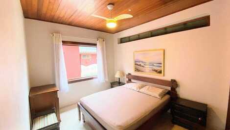 House on Lázaro beach with walking access and air conditioning.