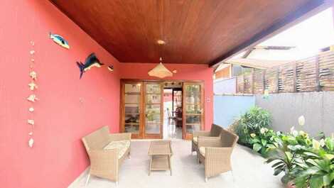 House on Lázaro beach with walking access and air conditioning.