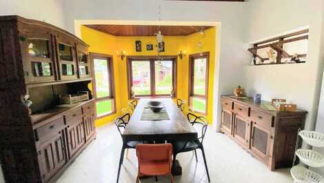 House on Lázaro beach with walking access and air conditioning.