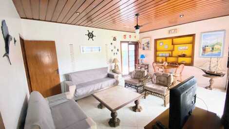 House on Lázaro beach with walking access and air conditioning.