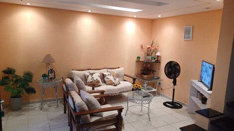 Sala de estar com smart tv (netflix-globoplay)