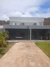 CASA CONFORTÁVEL - 3 SUÍTES COM AR CONDICIONADO