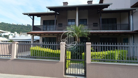 001F - Lindo apartamento com 1 dormitório no centro de Bombinhas.