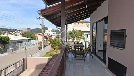 001F - Lindo apartamento com 1 dormitório no centro de Bombinhas.