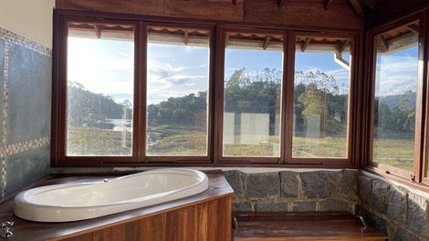 Casa Hortênsia com lago 300m da estrada Cunha-Paraty