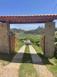 Casa Hortênsia com lago 300m da estrada Cunha-Paraty