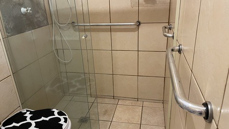 Banheiro com barras de apoio