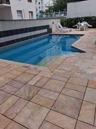 Apartamento Guarujá Pitangueiras próximo ao shopping,100 mt da Praia.