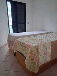 Apartamento Guarujá Pitangueiras próximo ao shopping,100 mt da Praia.