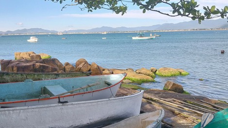 House and apartment for rent on the beach with open sea.