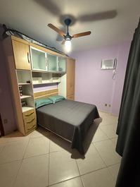 Apartamento en Prainha – Arraial do Cabo, con vista parcial al mar.