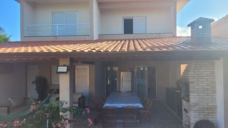 Casa con piscina dentro de urbanización cerrada.