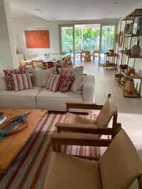 Residência em Condomínio Exclusivo na Praia da BALEIA.