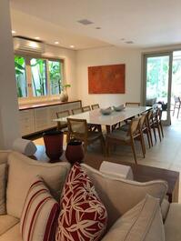 Residência em Condomínio Exclusivo na Praia da BALEIA.