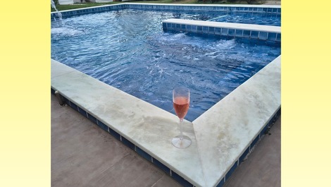 Brinde a beira da piscina