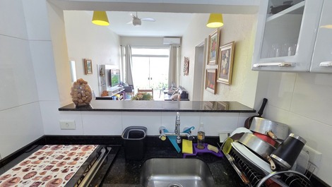 Pitangueiras 2 bedrooms A/C, balcony, 50 meters from the sea - Edificio Aquarela