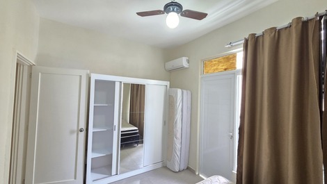 Pitangueiras 2 bedrooms A/C, balcony, 50 meters from the sea - Edificio Aquarela