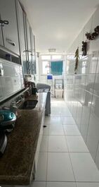 Vista da cozinha pela porta de entrada