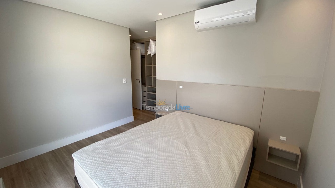 Apartamento para aluguel de temporada em Governador Celso Ramos (Praia de Palmas)