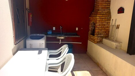 Churrasqueira coberta da casa com piscina e ducha