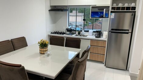 LINDO APARTAMENTO COM PISCINA EM BOMBAS