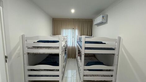 Quarto com duas beliches 