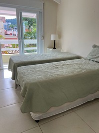 Quarto 3: 2 camas de solteiro criados mudo armário, split e varanda. todos quartos com abajour 