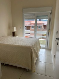 Quarto 2 cama de casal, split, criado mudo , armário e varanda