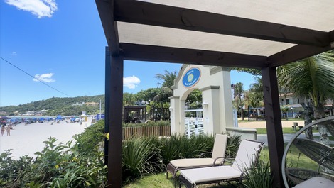 Espreguiçadeiras e balanços nos mezaninos. todos com carregador de celular