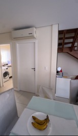 Lavanderia e banheiro completo no andar de baixo