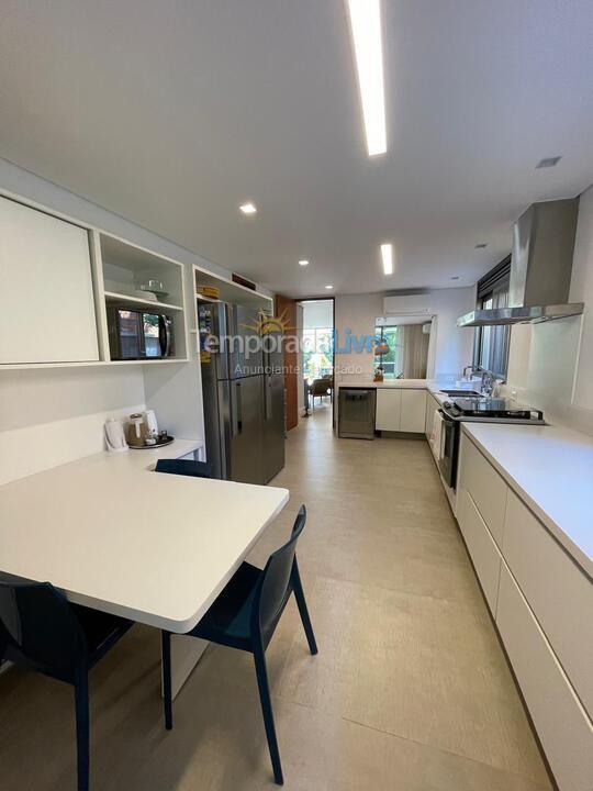 Casa para alquiler de vacaciones em São Sebastião (Praia da Baleia)