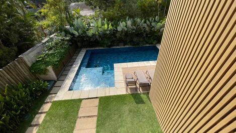 Casa de alto estándar en alquiler en Praia da Baleia - Comunidad cerrada.