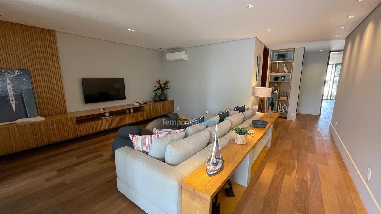 Casa para alquiler de vacaciones em São Sebastião (Praia da Baleia)