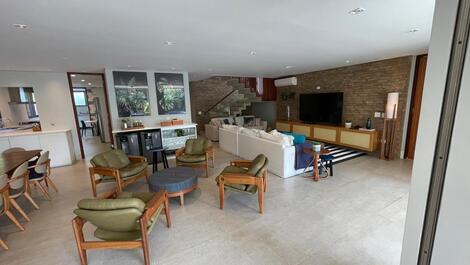 Casa de alto estándar en alquiler en Praia da Baleia - Comunidad cerrada.