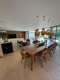 Casa de alto estándar en alquiler en Praia da Baleia - Comunidad cerrada.