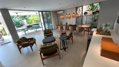 Casa de alto estándar en alquiler en Praia da Baleia - Comunidad cerrada.