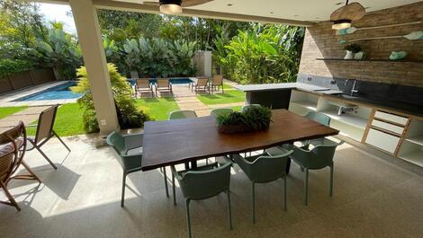 Casa de alto estándar en alquiler en Praia da Baleia - Comunidad cerrada.