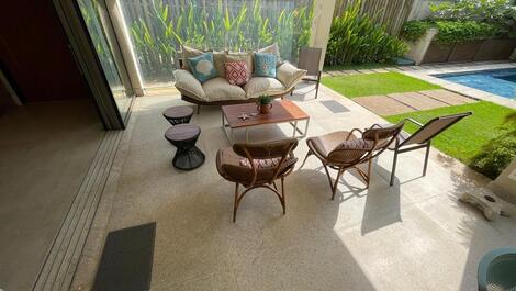 Casa de alto estándar en alquiler en Praia da Baleia - Comunidad cerrada.