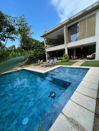 Casa de alto estándar en alquiler en Praia da Baleia - Comunidad cerrada.