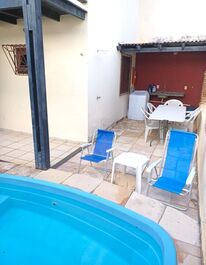 Churrasqueira coberta da casa com piscina e ducha