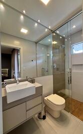 Quarto suite 02 com cozinha e ar condicionado