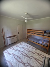 Quarto com uma cama de casal e beliche