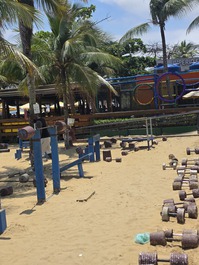 Musculação ao ar livre na frente do edificio 