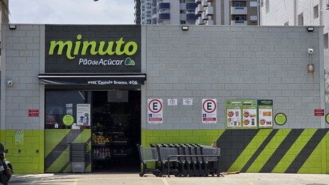 Mercado ao lado do edifício